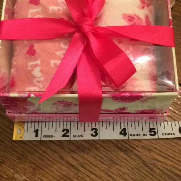 Women’s 2-Pack Socks Size 6-9 Love & Skulls - Picture 10 of 12